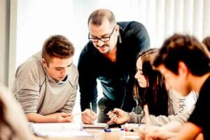 Öğretmen öğrencilerle bire bir anlatımla ders yapıyor.