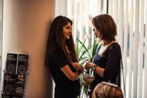 Öğretmen öğrencisi ile dertleşiyor