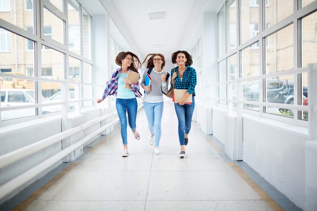 happy students GL5U3RY - kolej idea