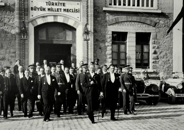 Türkiye Cumhuriyeti’nin Doğuşu ve Gelişimi, Tarihsel Kökenleri, İlkeleri ve Gelecek Vizyonu 16 28118128e7d94b4b6600568221172834 L - kolej idea